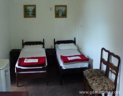 Izdajem sobe sa kupatilima, 6 eura, Četvorokrevetna soba, privatni smeštaj u mestu Risan, Crna Gora